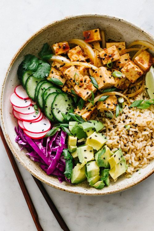 Poke bowl con ingredientes frescos